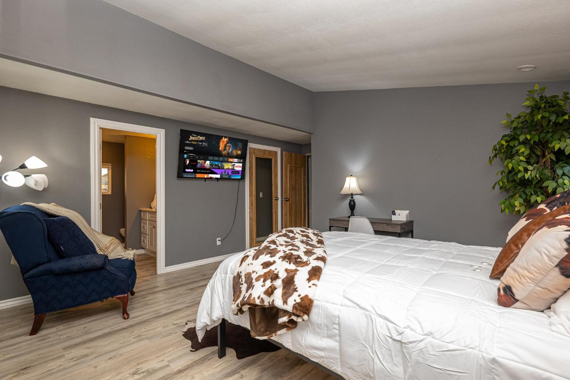 Magnificent & Tranquil Home, Mountain Views , 8 Mins To Casinos & River, Fire Pit, Bbq ブルヘッド・シティ エクステリア 写真
