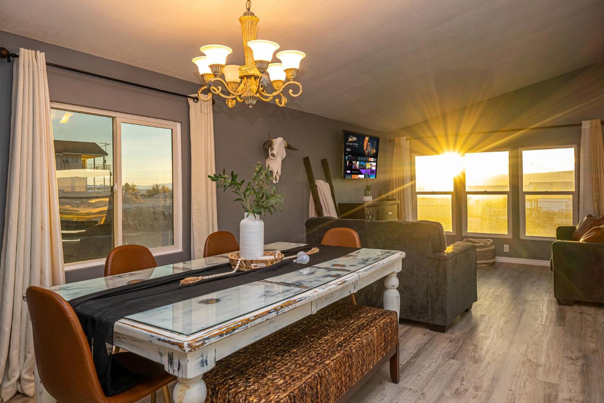 Magnificent & Tranquil Home, Mountain Views , 8 Mins To Casinos & River, Fire Pit, Bbq ブルヘッド・シティ エクステリア 写真